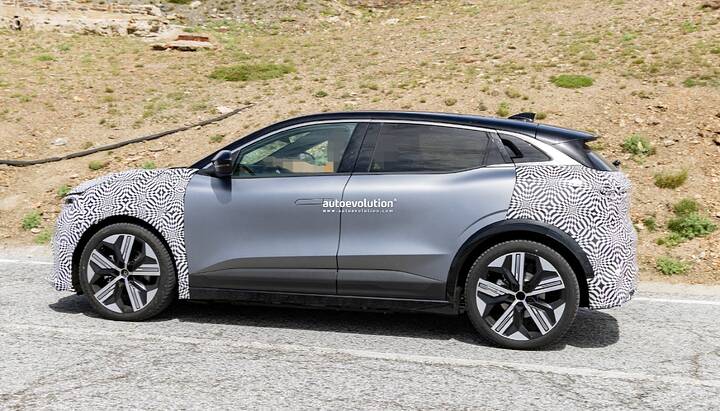 2026-renault-megane-e-tech-electric-spied-hiding-its-restyled-face-new-batteries-incoming_8