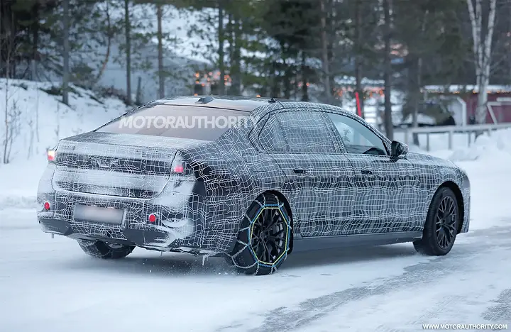 2027 BMW 7-Series facelift spy shots - Photo via Baldauf