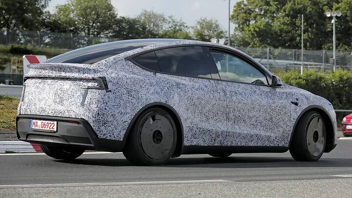 Tesla Model Y Performance - rear angled cornering_fw8pek