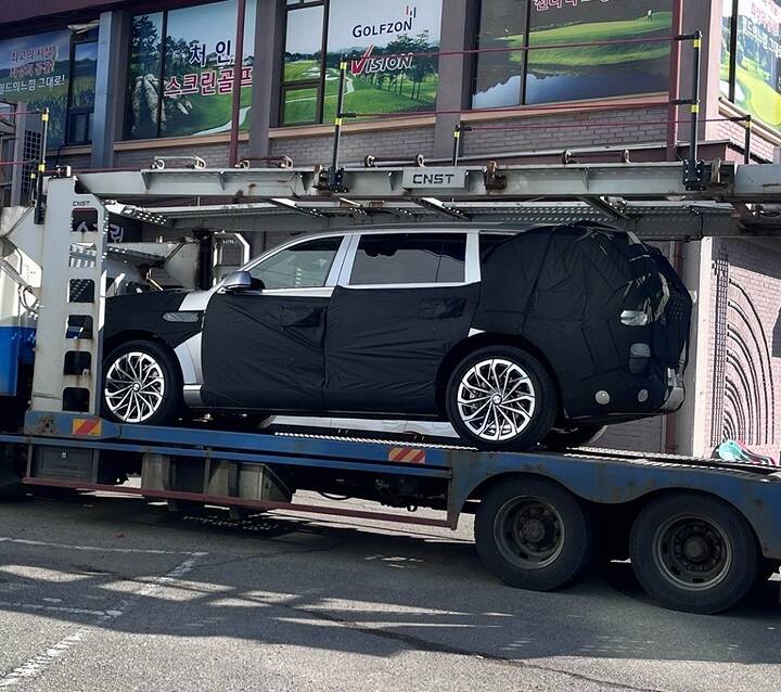 2026 Genesis GV90_thumb-b05b2f477355859ec7d05f8c3e757b32_1767837832_0285_950x842