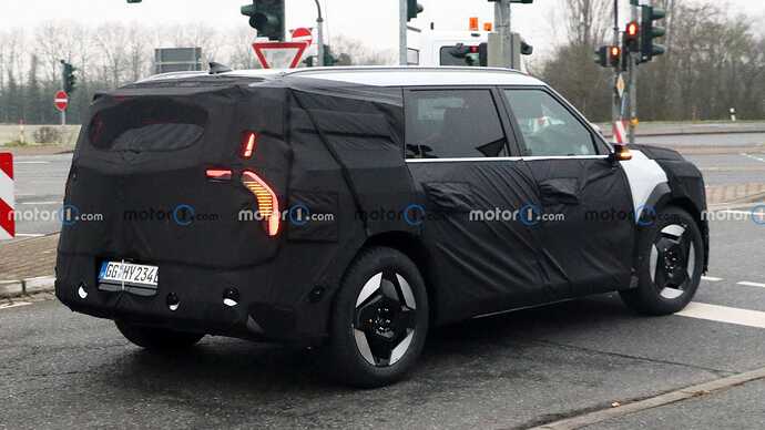 new-kia-ev9-spy-photos (13)