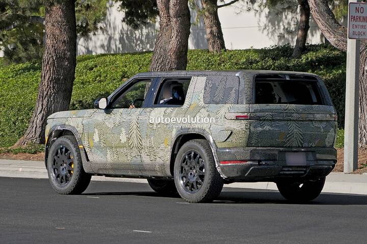 imgi_38_rivian-r2-prototype-confirms-roll-down-rear-window-hallo-roller-steering-wheel_8