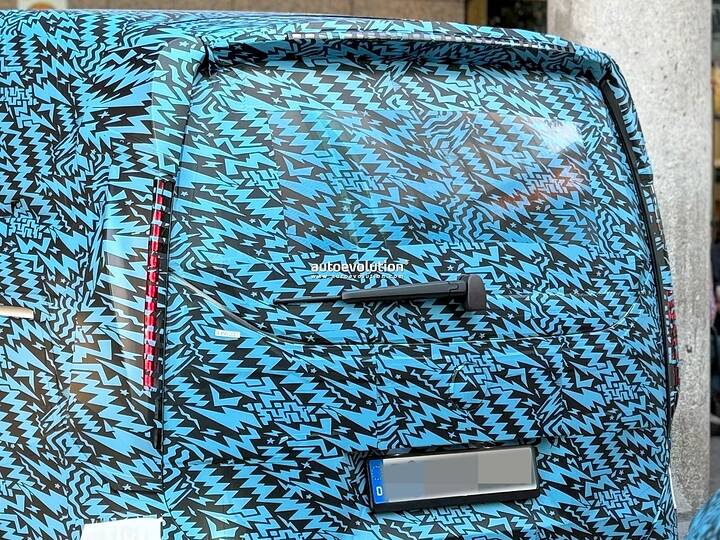 imgi_44_2027-mercedes-benz-vle-full-electric-passenger-van-spied-flaunting-rear-wheel-steering_8