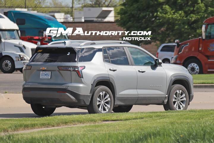 2025-chevrolet-equinox-lt-on-the-road-pictures-sterling-gray-metallic-gxd-may-2024-exterior-006