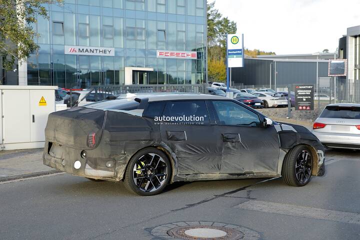 imgi_29_kias-ev4-gt-sedan-hits-the-open-road-for-testing-could-pack-roughly-400-hp_8