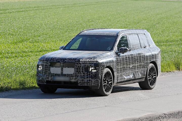 2028-bmw-x7-spied-flaunting-quad-tailpipes-could-it-be-packing-v8-muscle_5
