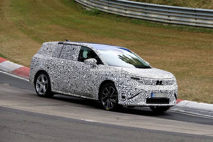 imgi_51_2026-skoda-eviatiq-people-carrier-spied-boasting-vision-7s-concept-styling-influences_15