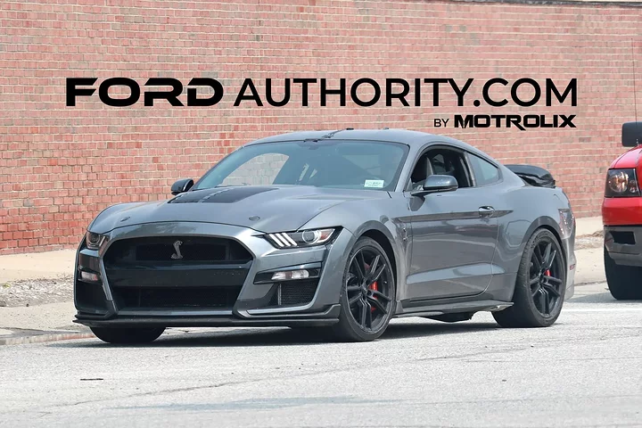Ford-Mustang-Shelby-GT500-Prototype-Spy-Shots-Potential-S650-GT500-Mule-July-2023-Exterior-002