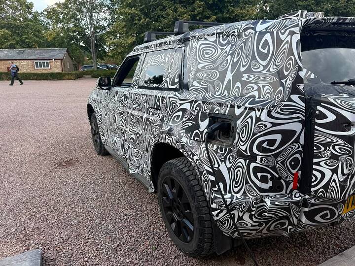 imgi_15_spied-electric-land-rover-defender-4
