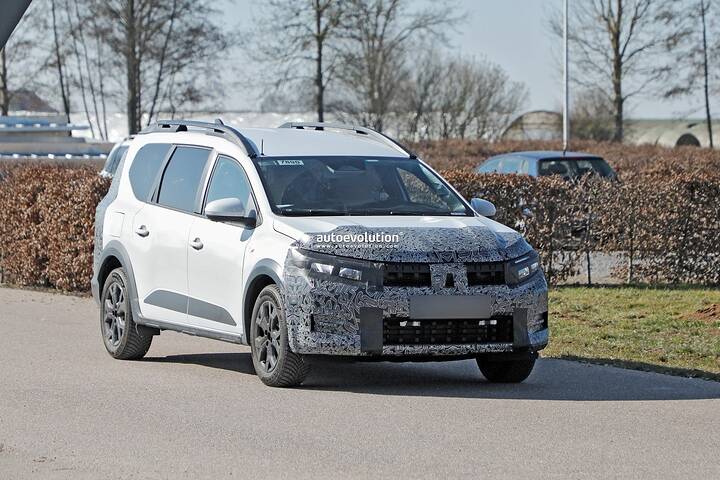 2026-dacia-jogger-facelift-spied-bigster-like-front-makeover_10