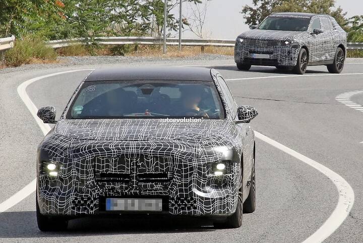2027-bmw-7-series-lci-spied-with-revised-front-lighting-system-rear-light-bar_11