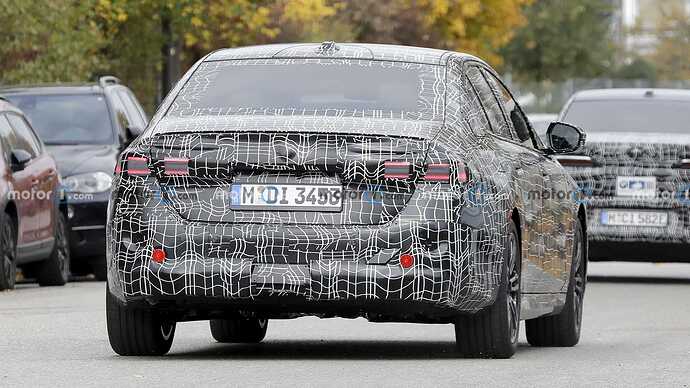 2023-bmw-5-series-sedan-spied-with-less-camo (14)