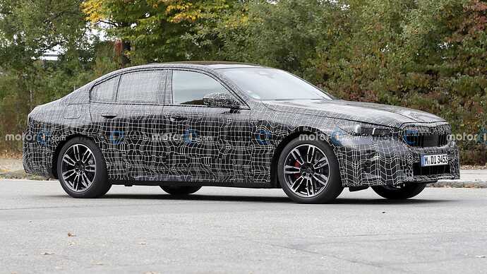 2023-bmw-5-series-sedan-spied-with-less-camo (4)