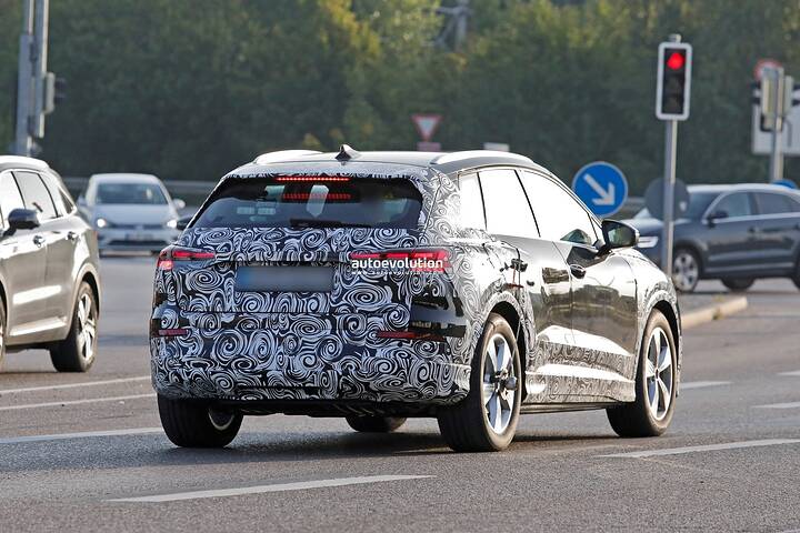 imgi_49_audi-spied-testing-q4-e-tron-facelift-redesigned-bumpers-join-revised-light-clusters_14
