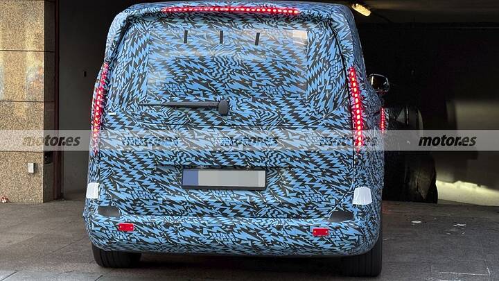Mercedes didn't want you to see it like this, the new electric VLE, ​​caught like never before in these spy photos 10