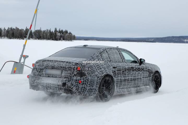 2028-bmw-m5-lci-spied-winter-testing-shows-neue-klasse-styling-cues_11