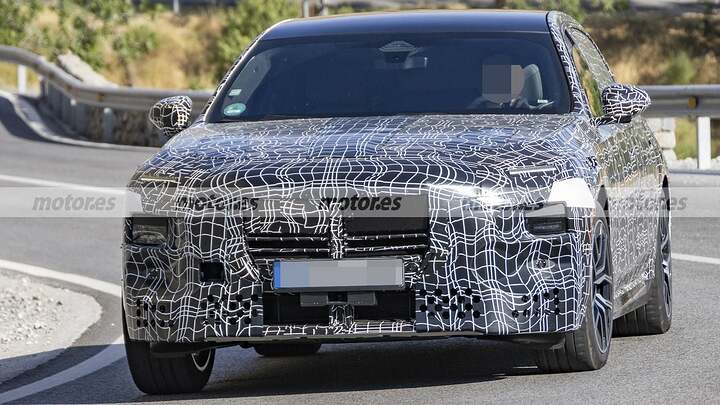El nuevo BMW Serie 7 2026 se deja ver en nuevas fotos espía… y sí, los faros finos y polémicos siguen ahí 4