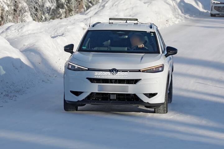 imgi_42_2027-volkswagen-t-roc-r-spied-packing-golf-r-thrills_2