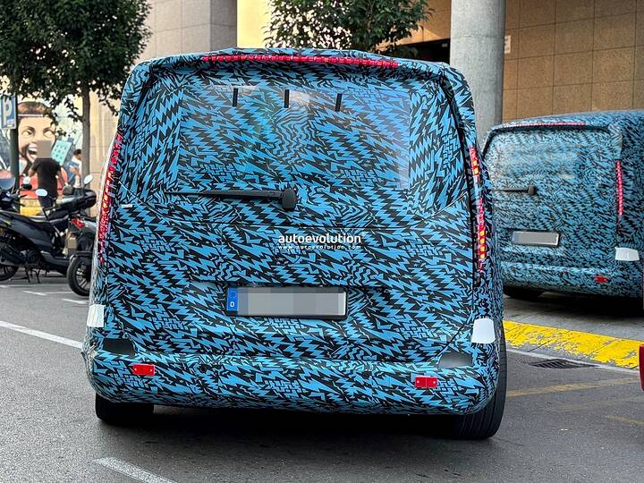 imgi_45_2027-mercedes-benz-vle-full-electric-passenger-van-spied-flaunting-rear-wheel-steering_9