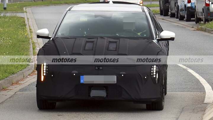 Fotos espía del KIA EV4 GT, el compacto eléctrico que amenaza al ID.3 GTX y a Tesla 3