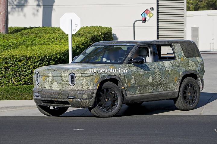 imgi_30_rivian-r2-prototype-confirms-roll-down-rear-window-hallo-roller-steering-wheel-255572_1