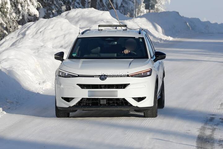 imgi_41_2027-volkswagen-t-roc-r-spied-packing-golf-r-thrills_1