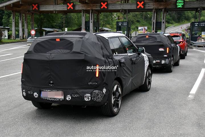 spy-photos-2027-hyundai-tucson-dons-art-of-steel-overalls-in-the-alps_6
