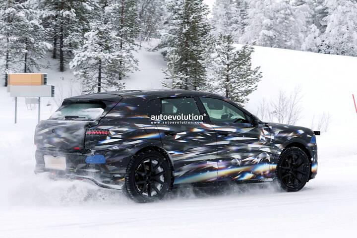 imgi_42_spy-photos-2027-bentley-electric-suv-looks-dignified-while-oversteering_9