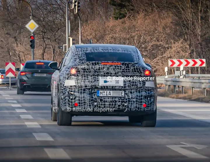 BMW iX3-iX4 rear design comparison 🧐The third brake light has moved down the window and is int