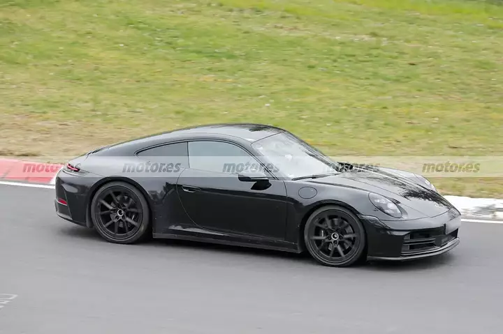 porsche-911-facelift-2024-fotos-espia-nurburgring-2024101745-1714068756_4