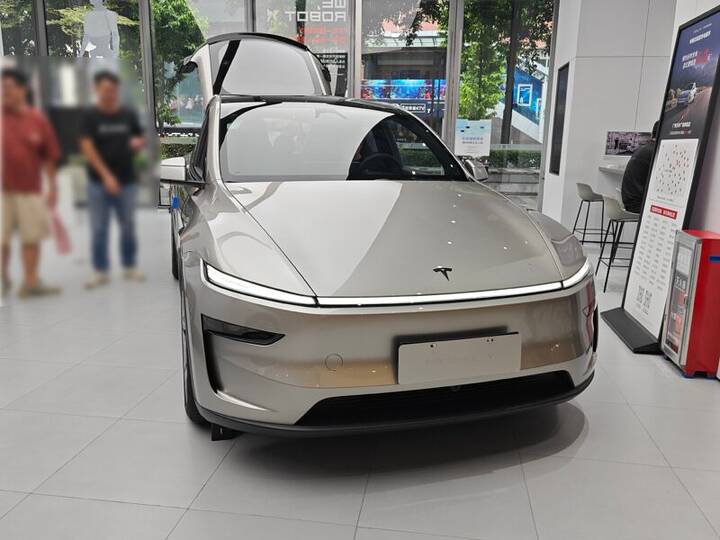 Tesla Model Y L six-seater_imgi_2_e59bbee78987-229-800x600