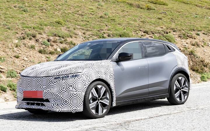 2026-renault-megane-e-tech-electric-spied-hiding-its-restyled-face-new-batteries-incoming_5