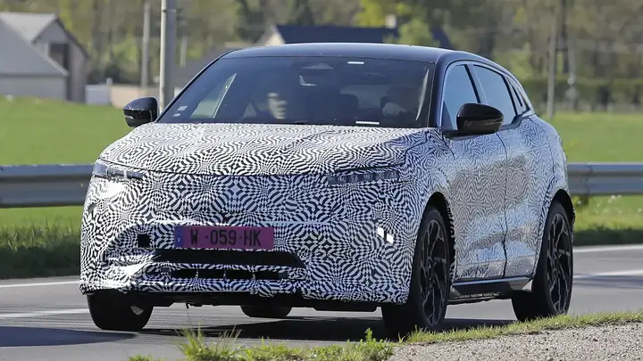 Renault Megane E-Tech Facelift - front end_newcarscoops_b0izjm