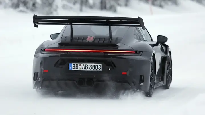 Porsche 911 GT3 RS facelift 992 Jan 26-newcarscoops-1