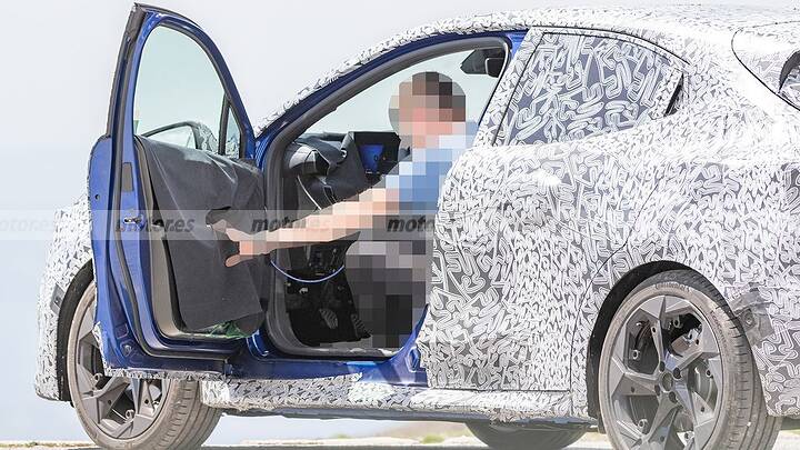 El interior del nuevo Renault Clio 2026 se descubre en estas fotos espía que adelantan un coche más digital y conectado 3