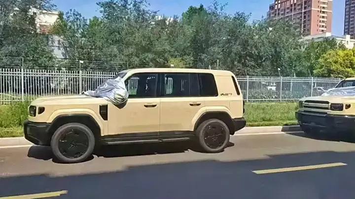iCar V27 prototype without camouflage
