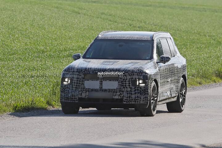 2028-bmw-x7-spied-flaunting-quad-tailpipes-could-it-be-packing-v8-muscle_1