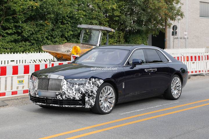 2026-rolls-royce-ghost-spied-with-new-face-luxury-sedan-looks-sad_3