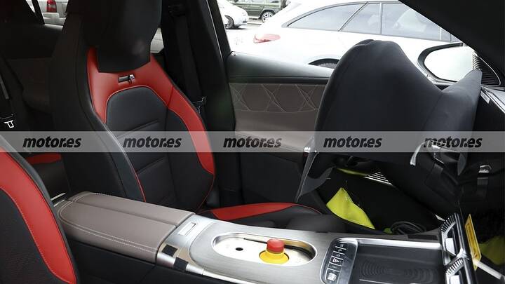 imgi_27_mercedes-glc-eq-amg-interior-fotos-espia-2026-2025110865-1762244036_13