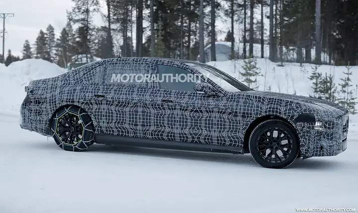 2027 BMW 7-Series facelift spy shots - Photo via Baldauf