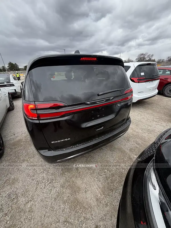 2027-Chrysler-Pacifica--newcarscoops_002-scaled