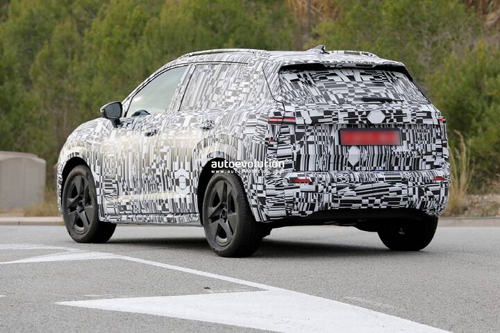imgi_39_2026-skoda-epiq-spied-looking-as-close-to-production-as-it-gets_9