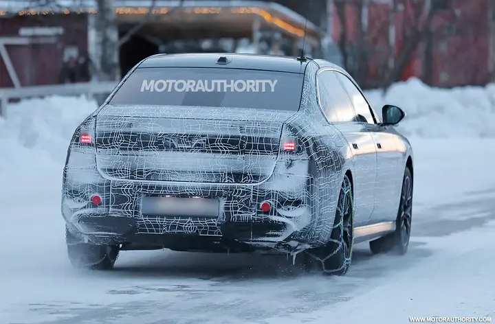 2027 BMW 7-Series facelift spy shots - Photo via Baldauf