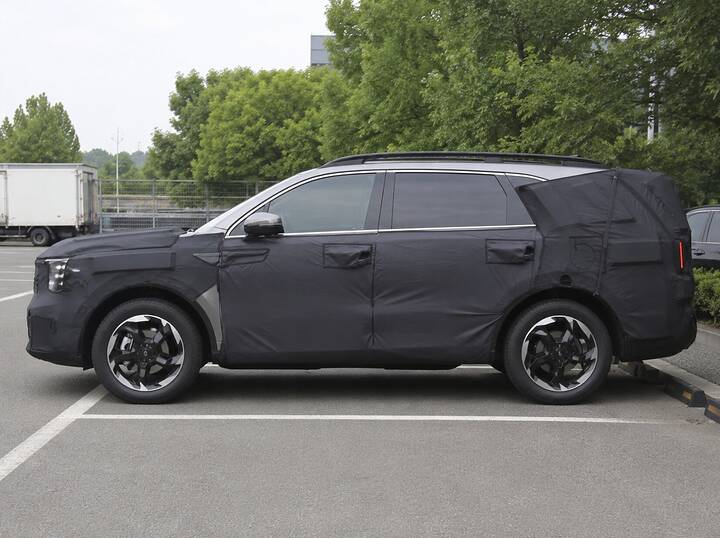 2027 Kia Sorento facelift _ newcarscoops_ (2)