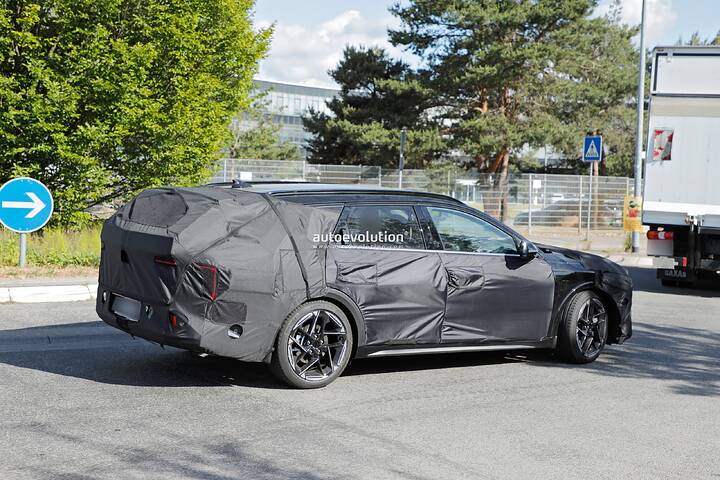 first-ever-kia-k4-wagon-spied-as-the-proceed-s-replacement_15