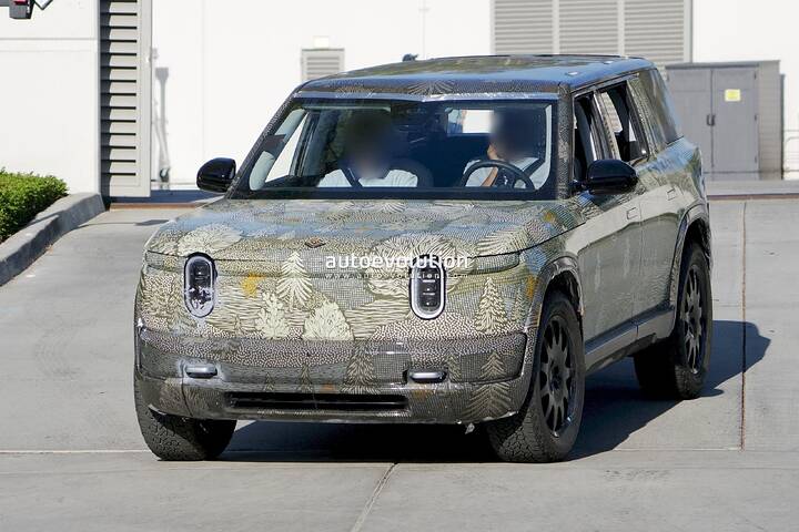 imgi_32_rivian-r2-prototype-confirms-roll-down-rear-window-hallo-roller-steering-wheel_2