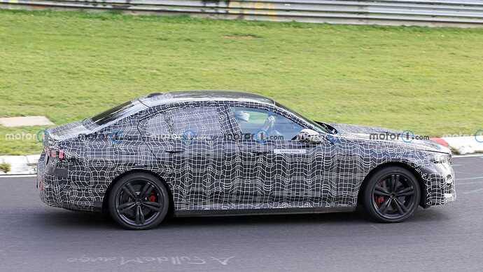 new-bmw-i5-m60-spy-shots-at-nurburgring (4)