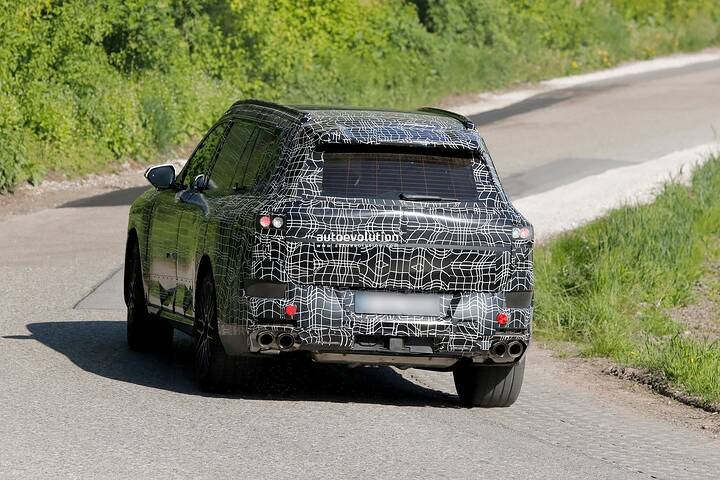 2028-bmw-x7-spied-flaunting-quad-tailpipes-could-it-be-packing-v8-muscle_14