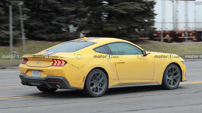 2024-ford-mustang-base-model-spy-photo (4)