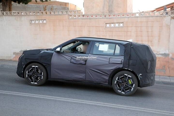 2026-kia-ev3-gt-spied-with-lime-green-brake-calipers_13